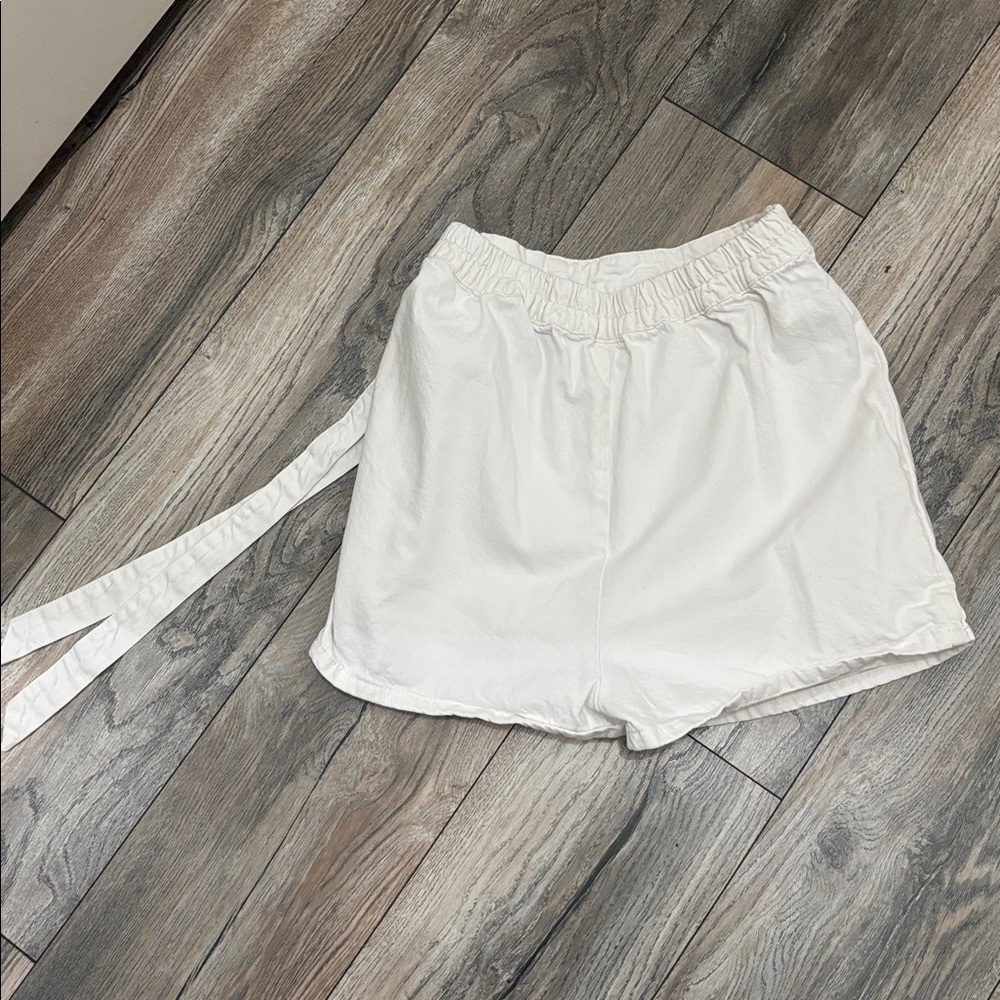 White Mini Skort (S) with Belt Detail. - Picture 4 of 6